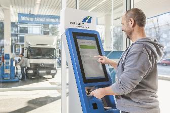 
Een vrachtwagenchauffeur bij de boeking aan een tolterminal.