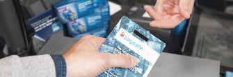 
Un conducteur règle son enregistrement avec la Paysafecard