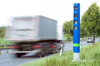 
Een tolplichtige vrachtwagen rijdt langs een controlezuil.