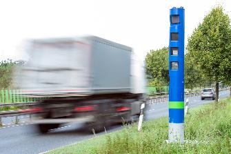 
Ein mautpflichtiger Lkw passiert eine Kontrollsäule