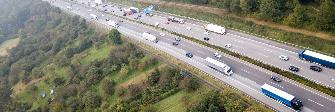 
Luchtfoto van een autosnelweg met druk verkeer