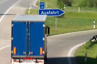 
Ein Lkw verlässt an einer Ausfahrt die Autobahn