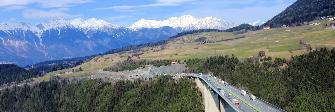 
Une route soumise au péage en Autriche passe à travers un paysage de montagne