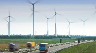 
Windräder stehen neben einer Autobahn