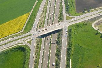 
Photo aérienne de deux routes soumises au péage : un pont sur une route fédérale enjambe une autoroute