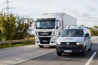 
A vehicle of the Federal Office for Logistics and Mobility (BALM) inspects a truck during mobile toll enforcement.