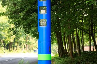 
Eine blaue Kontrollsäule von Toll Collect steht an einer Bundesstraße