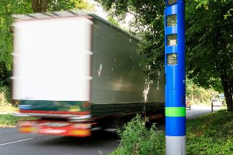 
Una columna de control azul de Toll Collect junto a una carretera nacional