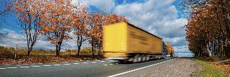 
Ein Lkw fährt im Herbst über eine Bundesstraße