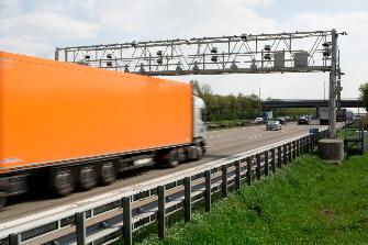 
Ein Lkw passiert eine Kontrollbrücke auf der Autobahn