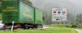 
Un panneau sur une route signale le péage poids lourds obligatoire en Allemagne