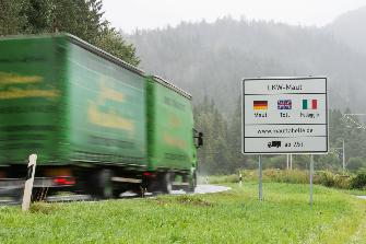 
Ein Schild an einer Straße weist auf die Lkw-Mautpflicht in Deutschland hin