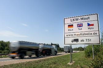 
Ein Schild an einer Straße weist auf die Lkw-Mautpflicht in Deutschland hin