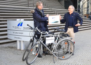 
Eberhard Brodhage vom ADFC übergibt das Zertifikat "Fahrradfreundlicher Arbeitgeber" an Gerhard Schulz, den Vorsitzenden der Toll Collect-Geschäftsführung.