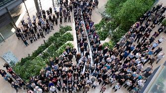 
Blick von oben auf das versammelte Toll Collect-Team in der Unternehmenszentrale.